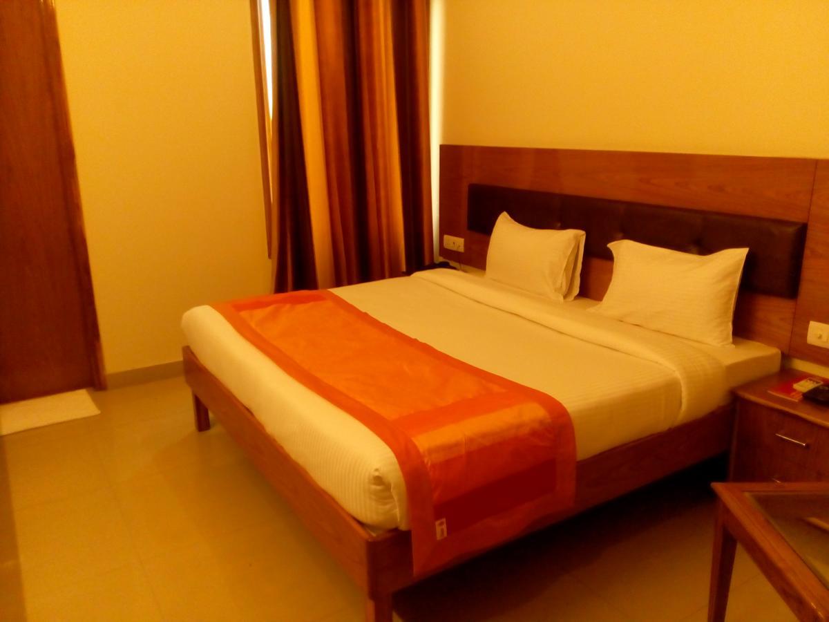 Red Carpet Hotels Noida Exterior photo