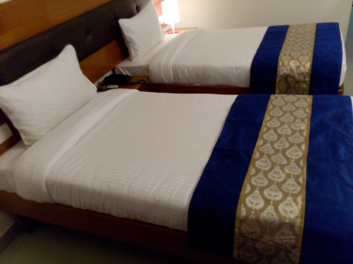 Red Carpet Hotels Noida Exterior photo